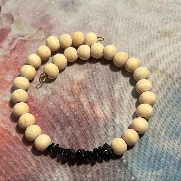 Black gemstone and wooden bead essential oil diffusion bracelet - Picture 1 of 7